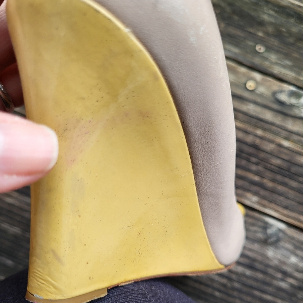 Kate Spade New York Yellow/Tan Kalle Patent Leather Wedge Heels w/ Bow -Sz 7B - Picture 9 of 12